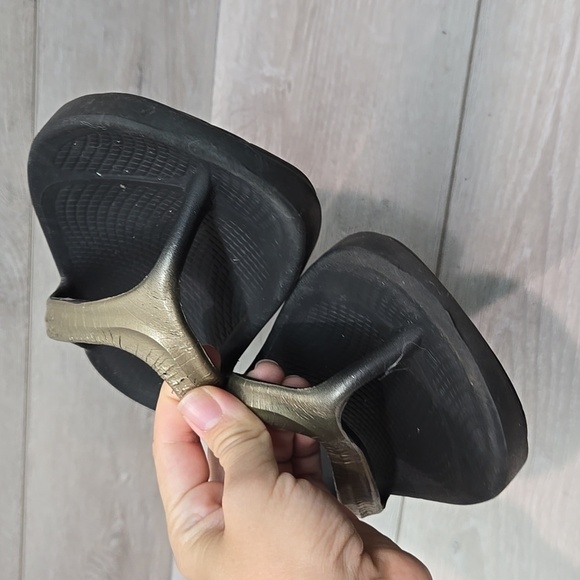 Oofos Women Thong Sandals Slide shoes 7 - Picture 3 of 12